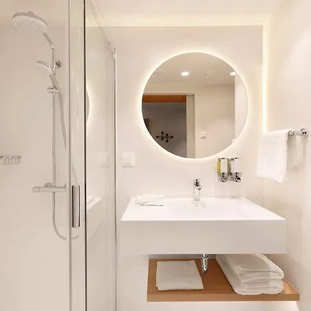 Hampton By Hilton Krakow Airport 3*